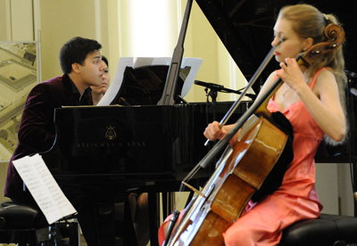 Christine Rauh performing together with pianist Benyamin Nuss.